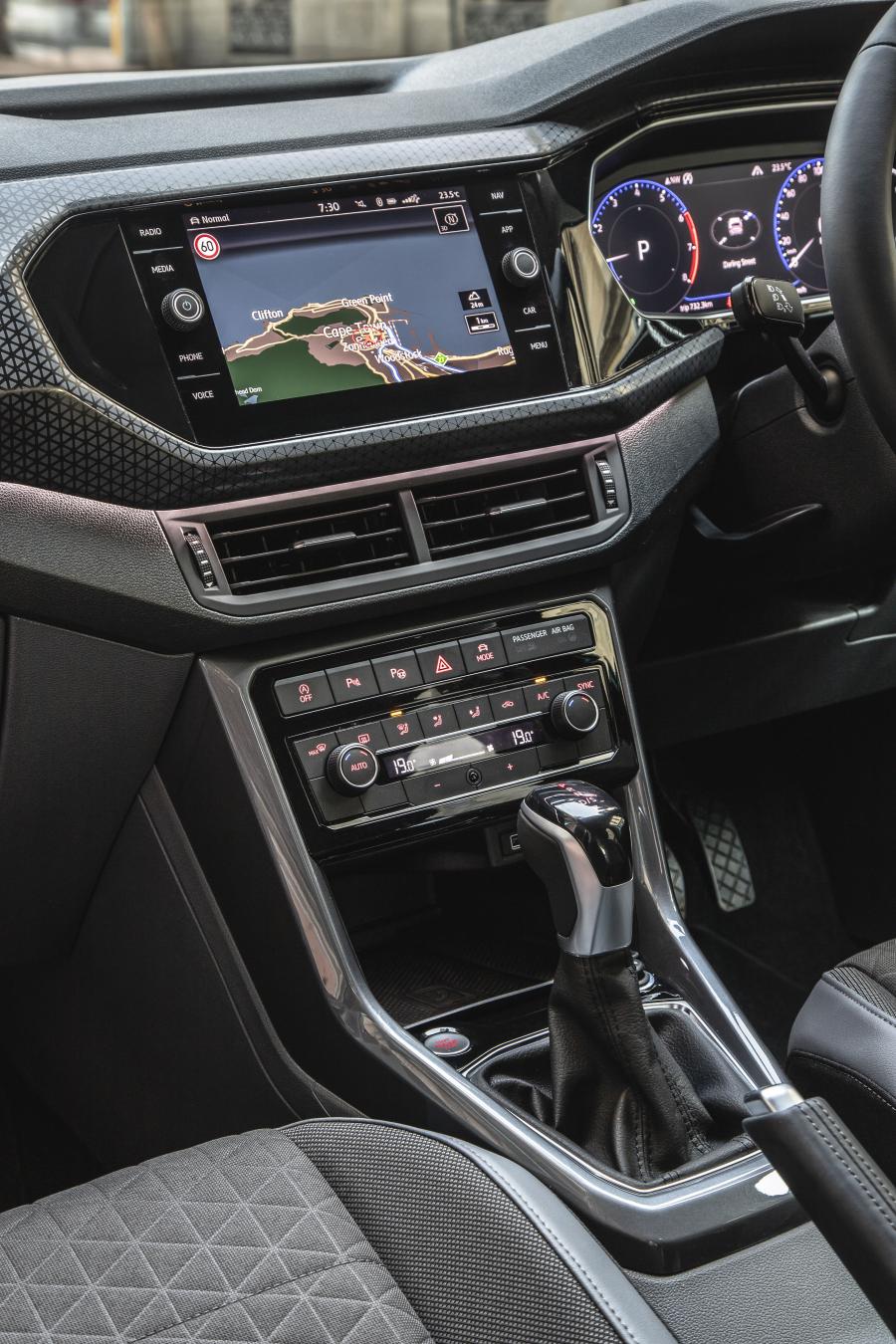 Интерьер Volkswagen T-Cross R-Line 2019 года  (ZA) (фото 10 из 22)